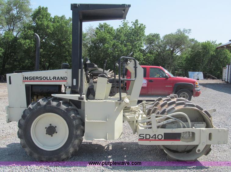 image for item B5146 1987 Ingersoll Rand SD40 pad foot roller