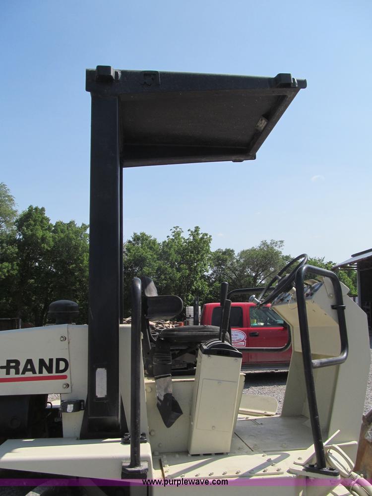 image for item B5146 1987 Ingersoll Rand SD40 pad foot roller