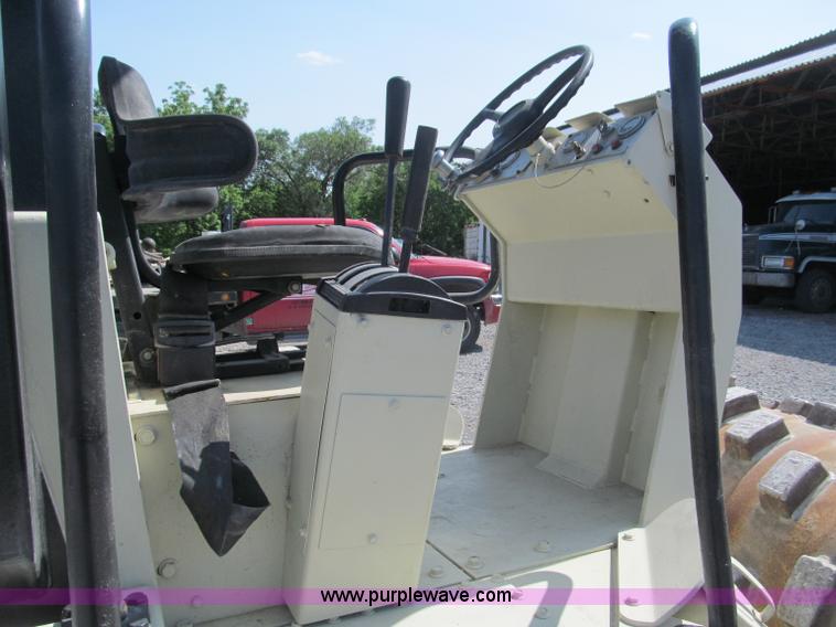 image for item B5146 1987 Ingersoll Rand SD40 pad foot roller