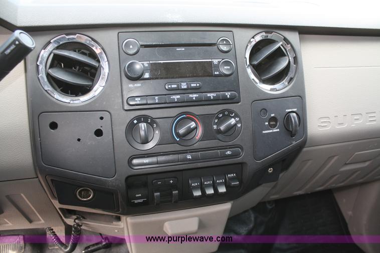 image for item B6537 2008 Ford F450 XLT flatbed pickup truck