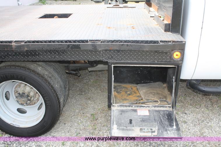 image for item B6537 2008 Ford F450 XLT flatbed pickup truck