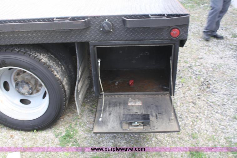 image for item B6537 2008 Ford F450 XLT flatbed pickup truck