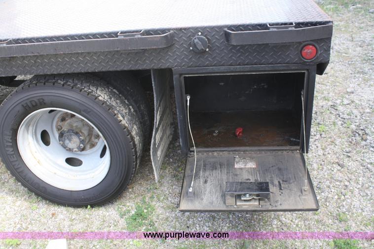 image for item B6537 2008 Ford F450 XLT flatbed pickup truck