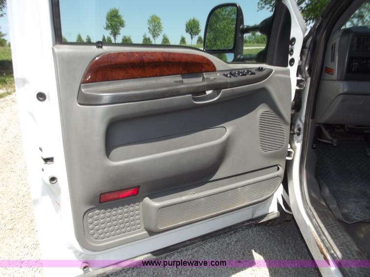 image for item C2046 2004 Ford F350 Lariat pickup truck