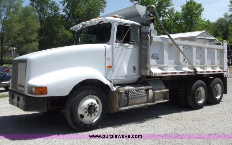 image for item C2049 1993 International 9400 6x4 SBA dump truck