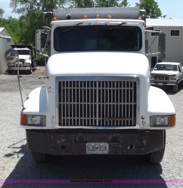 image for item C2049 1993 International 9400 6x4 SBA dump truck