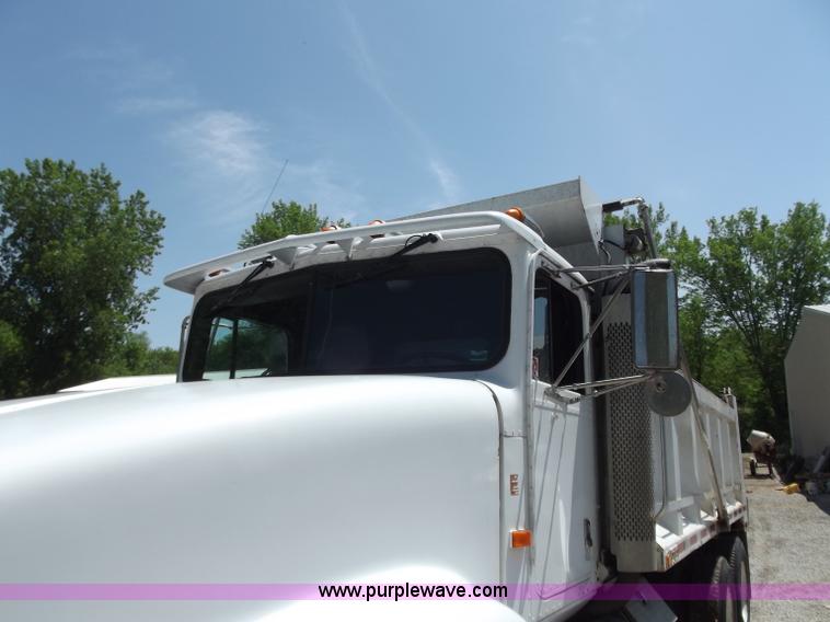 image for item C2049 1993 International 9400 6x4 SBA dump truck