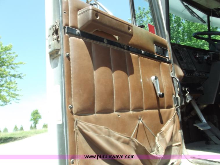 image for item C2049 1993 International 9400 6x4 SBA dump truck