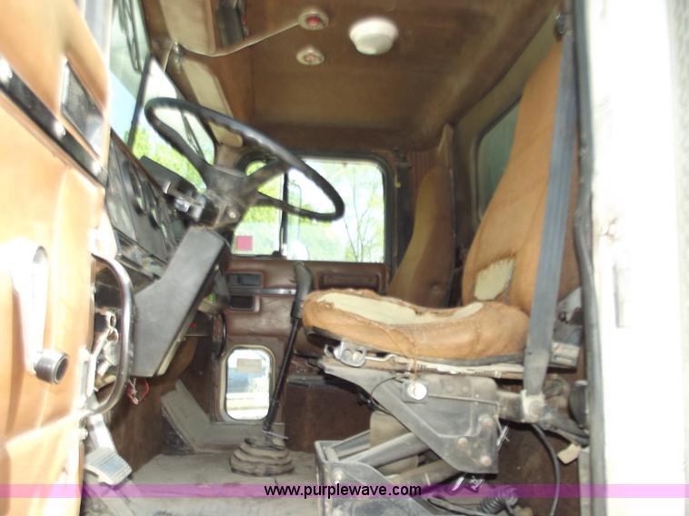 image for item C2049 1993 International 9400 6x4 SBA dump truck