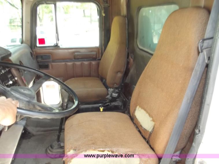 image for item C2049 1993 International 9400 6x4 SBA dump truck