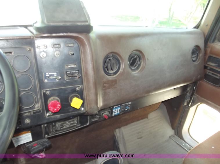 image for item C2049 1993 International 9400 6x4 SBA dump truck