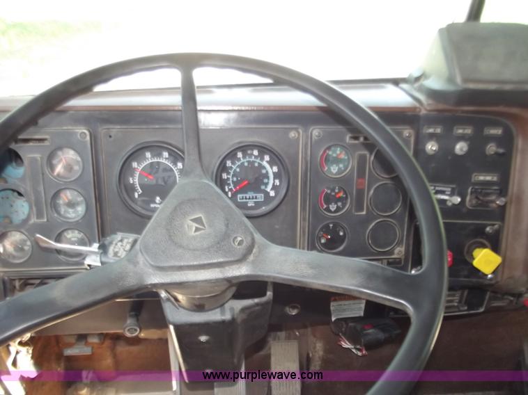 image for item C2049 1993 International 9400 6x4 SBA dump truck