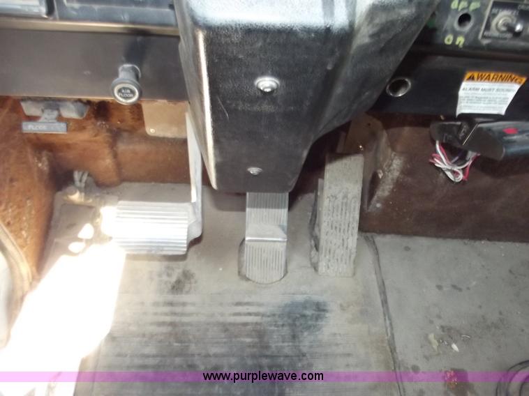 image for item C2049 1993 International 9400 6x4 SBA dump truck