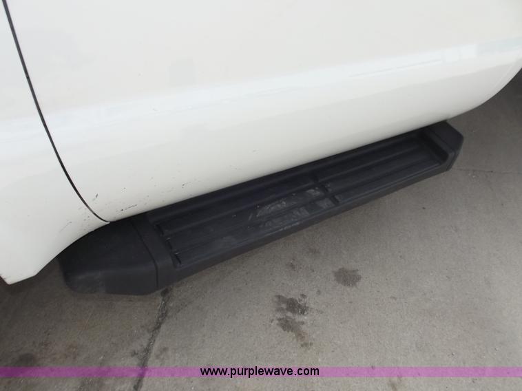 image for item C2075 2009 Ford F350 XL Super Duty flatbed pickup truck