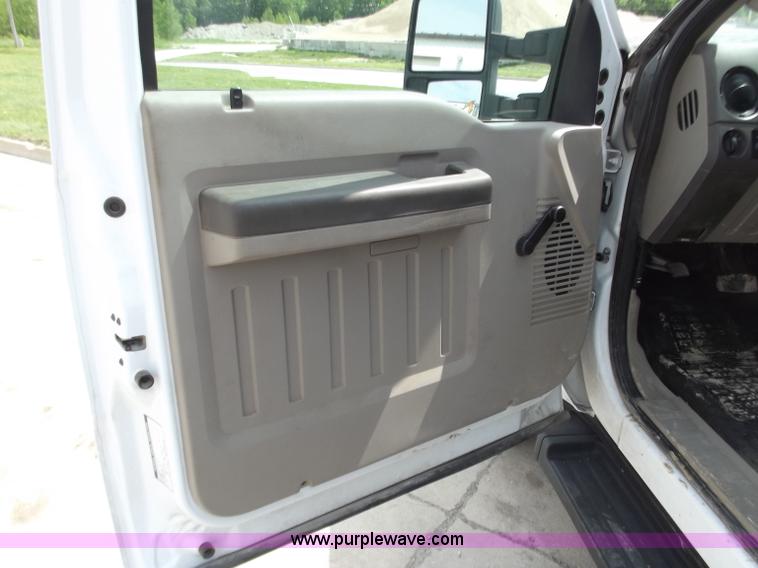 image for item C2075 2009 Ford F350 XL Super Duty flatbed pickup truck