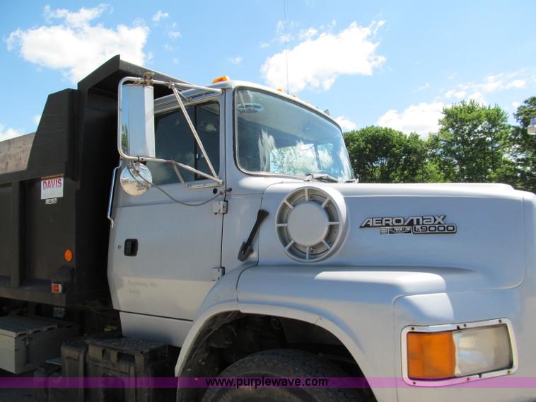 image for item C2502 1994 Ford Aero Max L9000 dump truck