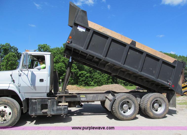 image for item C2502 1994 Ford Aero Max L9000 dump truck