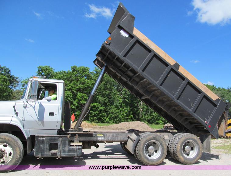image for item C2502 1994 Ford Aero Max L9000 dump truck