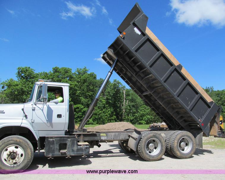 image for item C2502 1994 Ford Aero Max L9000 dump truck
