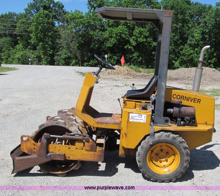 image for item C2503 Corniver CT40S articulating vibratory pad foot roller