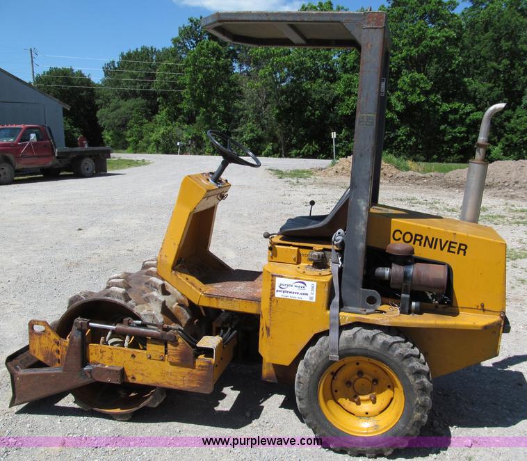 image for item C2503 Corniver CT40S articulating vibratory pad foot roller