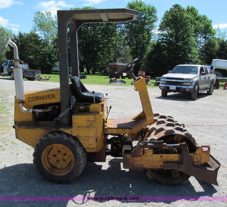 image for item C2503 Corniver CT40S articulating vibratory pad foot roller