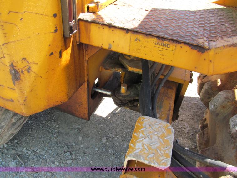 image for item C2503 Corniver CT40S articulating vibratory pad foot roller