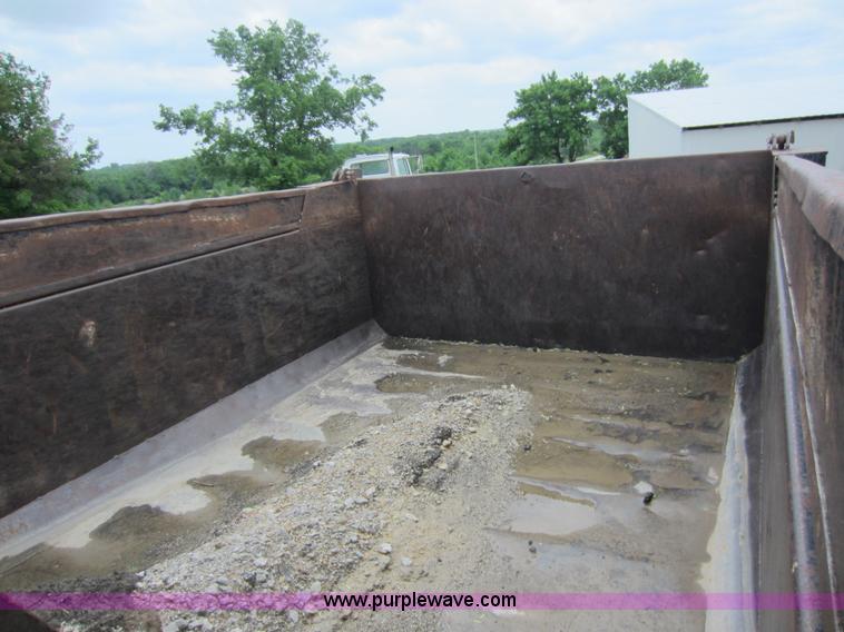 image for item C5487 2000 Chevrolet C6500 dump truck