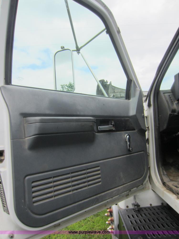 image for item C5487 2000 Chevrolet C6500 dump truck