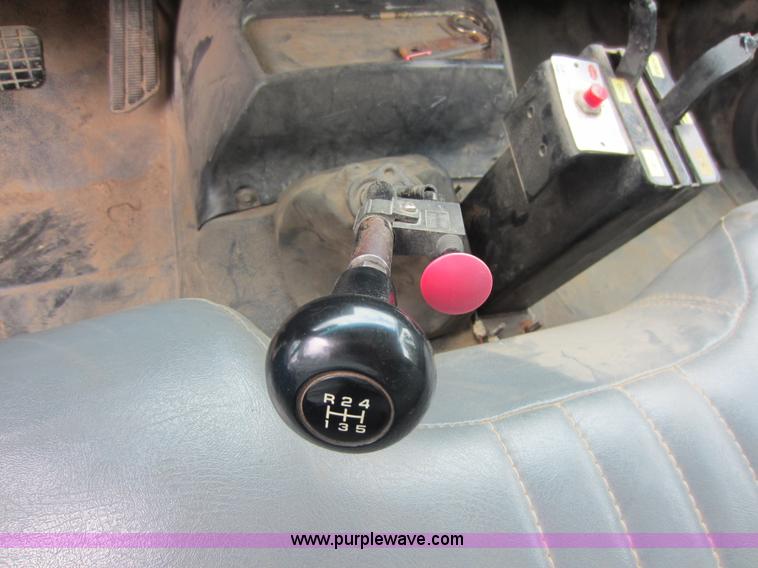 image for item C5487 2000 Chevrolet C6500 dump truck