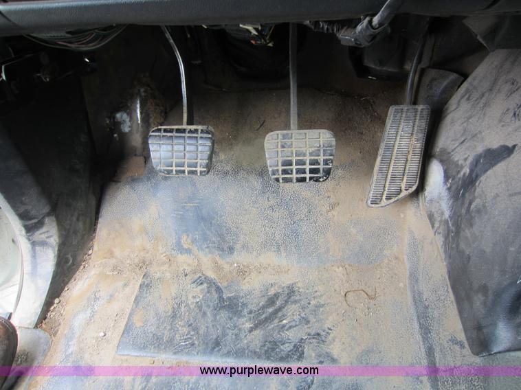 image for item C5487 2000 Chevrolet C6500 dump truck