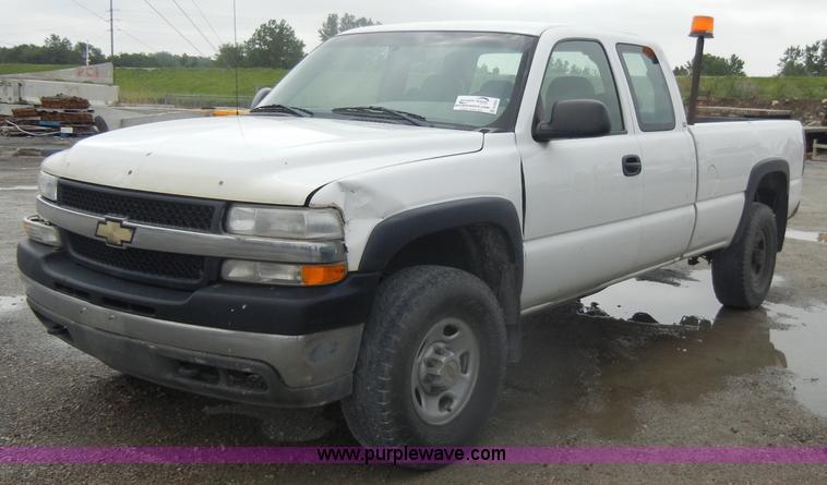 image for item D4053 2002 Chevrolet 2500 HD Silverado pickup truck