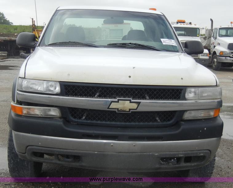 image for item D4053 2002 Chevrolet 2500 HD Silverado pickup truck