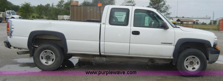 image for item D4053 2002 Chevrolet 2500 HD Silverado pickup truck