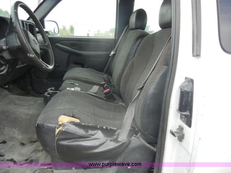 image for item D4053 2002 Chevrolet 2500 HD Silverado pickup truck