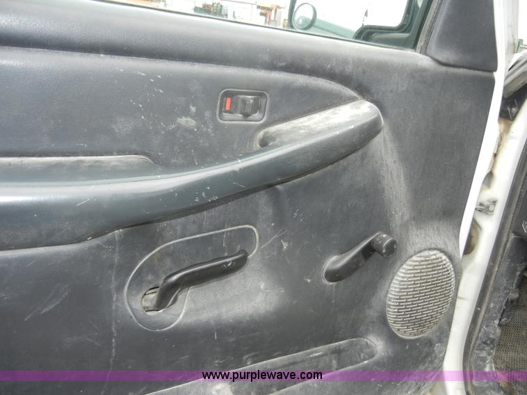 image for item D4053 2002 Chevrolet 2500 HD Silverado pickup truck