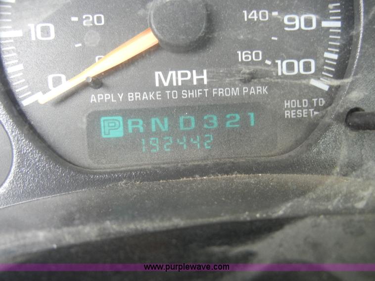 image for item D4053 2002 Chevrolet 2500 HD Silverado pickup truck