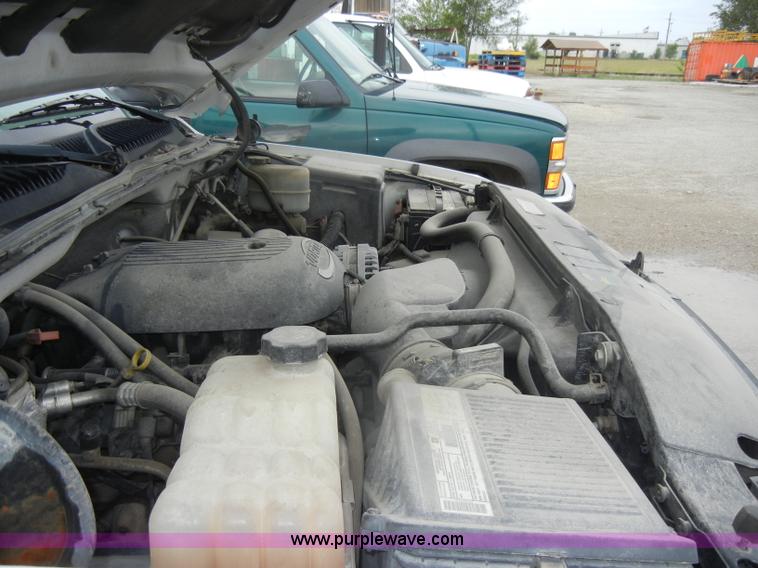 image for item D4053 2002 Chevrolet 2500 HD Silverado pickup truck