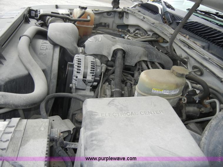 image for item D4053 2002 Chevrolet 2500 HD Silverado pickup truck