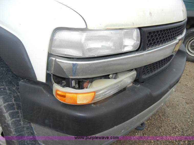 image for item D4053 2002 Chevrolet 2500 HD Silverado pickup truck