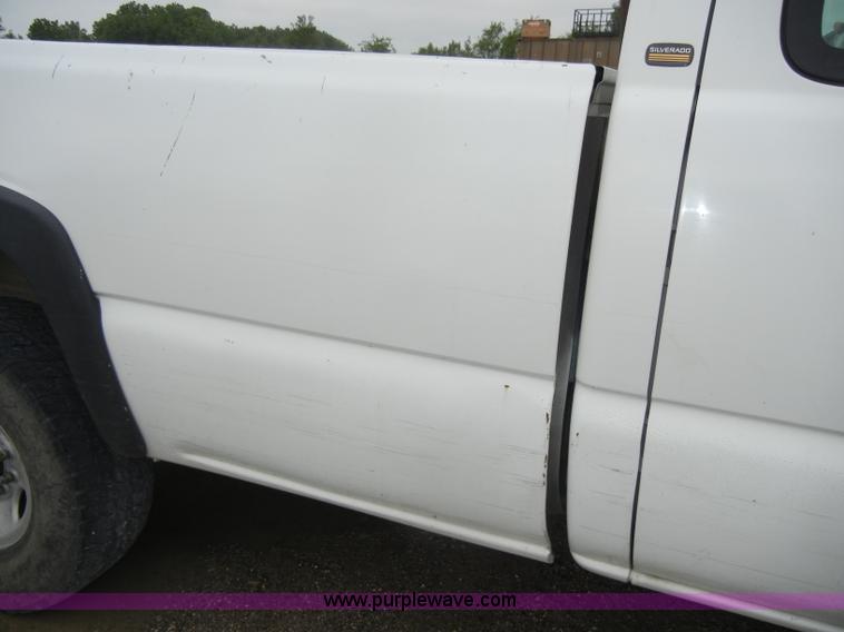 image for item D4053 2002 Chevrolet 2500 HD Silverado pickup truck