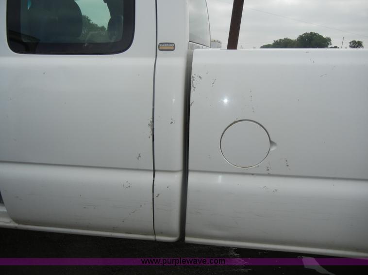 image for item D4053 2002 Chevrolet 2500 HD Silverado pickup truck