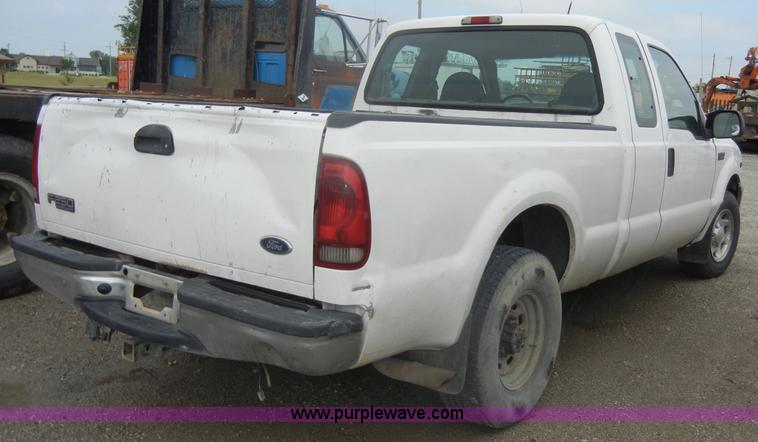 image for item D4056 2004 Ford F350 XL Super Duty pickup truck