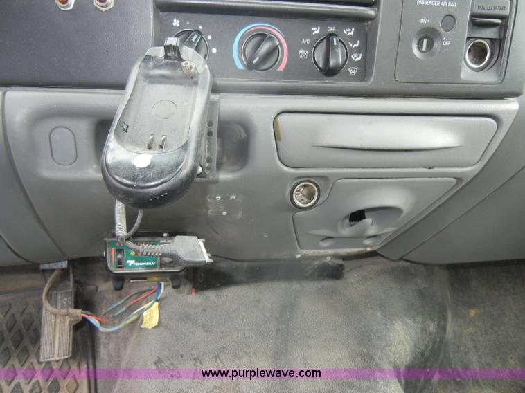 image for item D4056 2004 Ford F350 XL Super Duty pickup truck