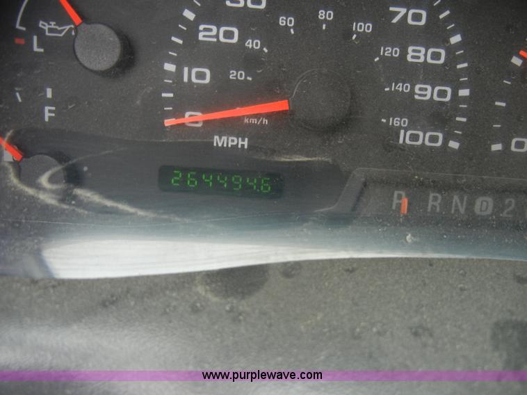 image for item D4056 2004 Ford F350 XL Super Duty pickup truck