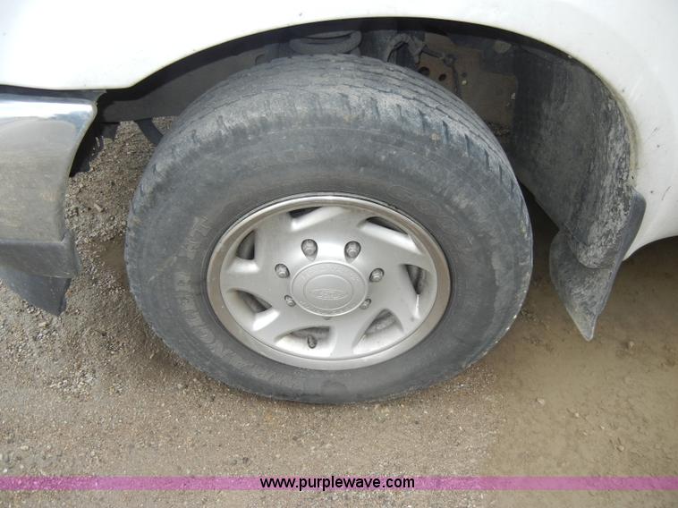 image for item D4056 2004 Ford F350 XL Super Duty pickup truck