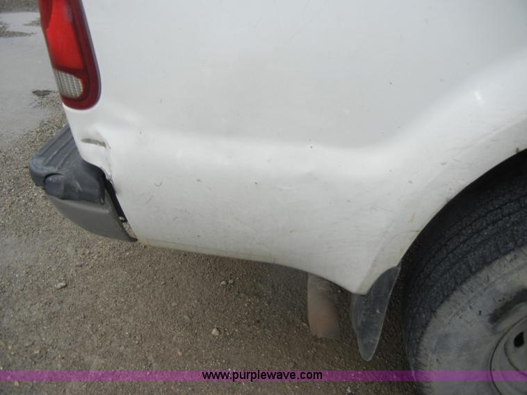 image for item D4056 2004 Ford F350 XL Super Duty pickup truck