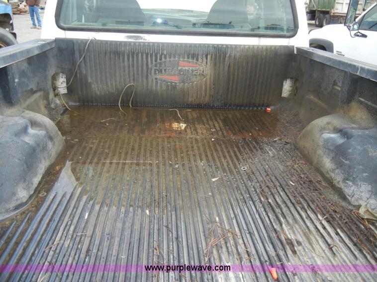 image for item D4056 2004 Ford F350 XL Super Duty pickup truck