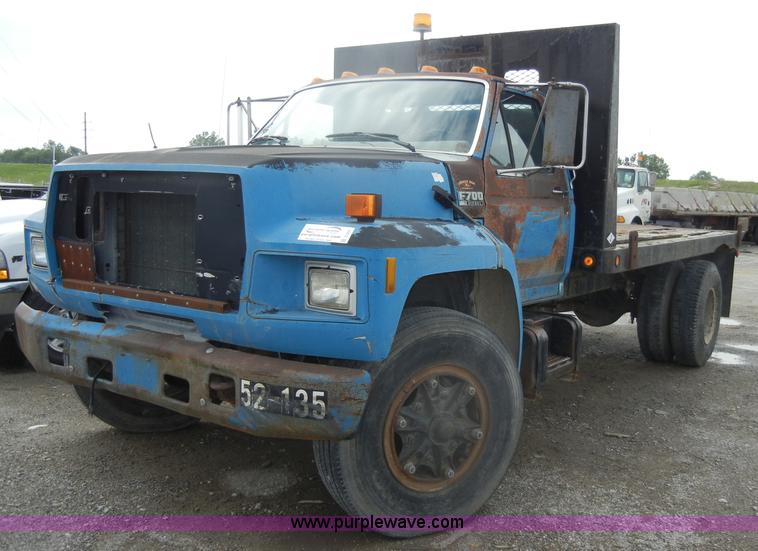 image for item D4057 1987 Ford F700 flatbed truck