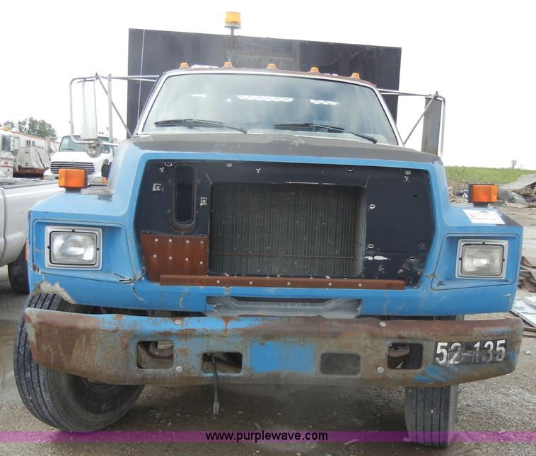 image for item D4057 1987 Ford F700 flatbed truck